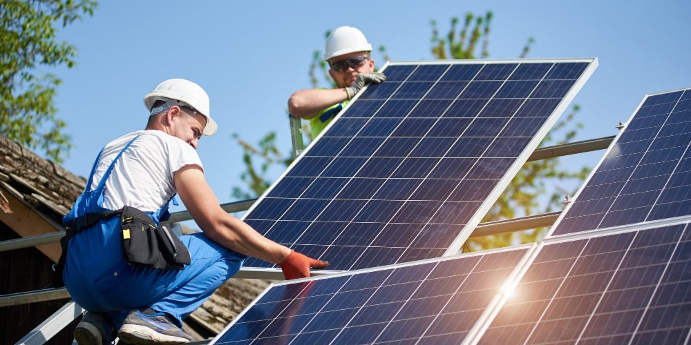 instalacion-sistema-panel-solar-independiente-energia-verde-renovable
